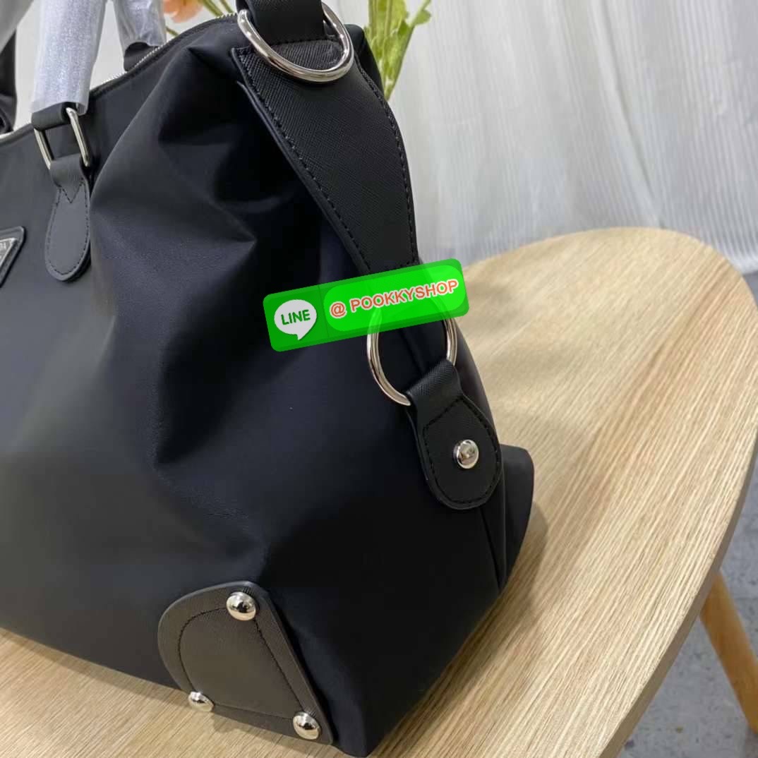New Arrivals!!!PRADA Bag Premium gift กระเป๋าเดินทางขนาดใหญ่ วัสดุ Nylon กันน้ำ อะไหล่เงิน ถือหรือสะพายไหล่ได้ น้ำหนักเบาจุของได้เยอะ เดินทางต่างจังหวัดได้สบายๆ ด้านในโล่งมี1ช่องซิป และช่องจัดระเบียบอีก3ช่อง ซับใบผ้าลายแบรนด์หรู สายยาวถอดสายได้ปรับระดับได