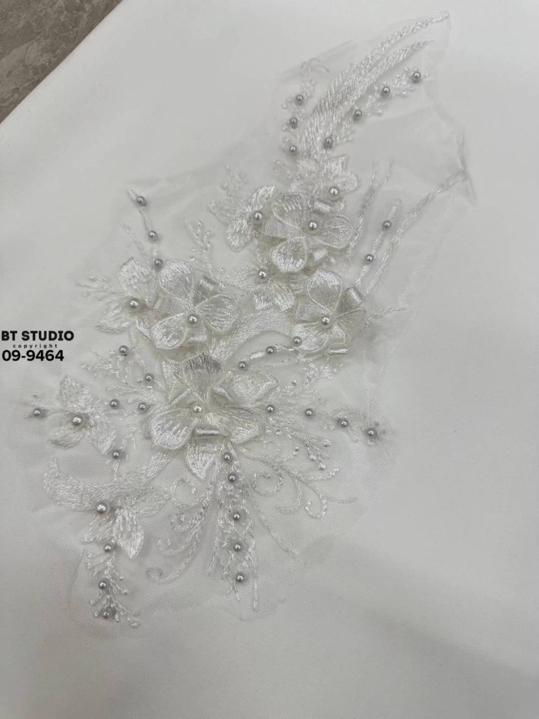 เดรสยาวแขนกุด คอวี ดีไซน์แต่งจับจีบช่วงเอวนึ่งข้าง แต่งปักดอกไม้และมุกด้านหน้าสามจุด ช่วงเอวเข้ารูป ตัวกระโปรงแต่งบานออกเล็กน้อย งานสวยมีซับในซิปหลัง มาพร้อมสายผูกเอว ลุคนี้เรียบหรูดูแพงสุดๆคะ