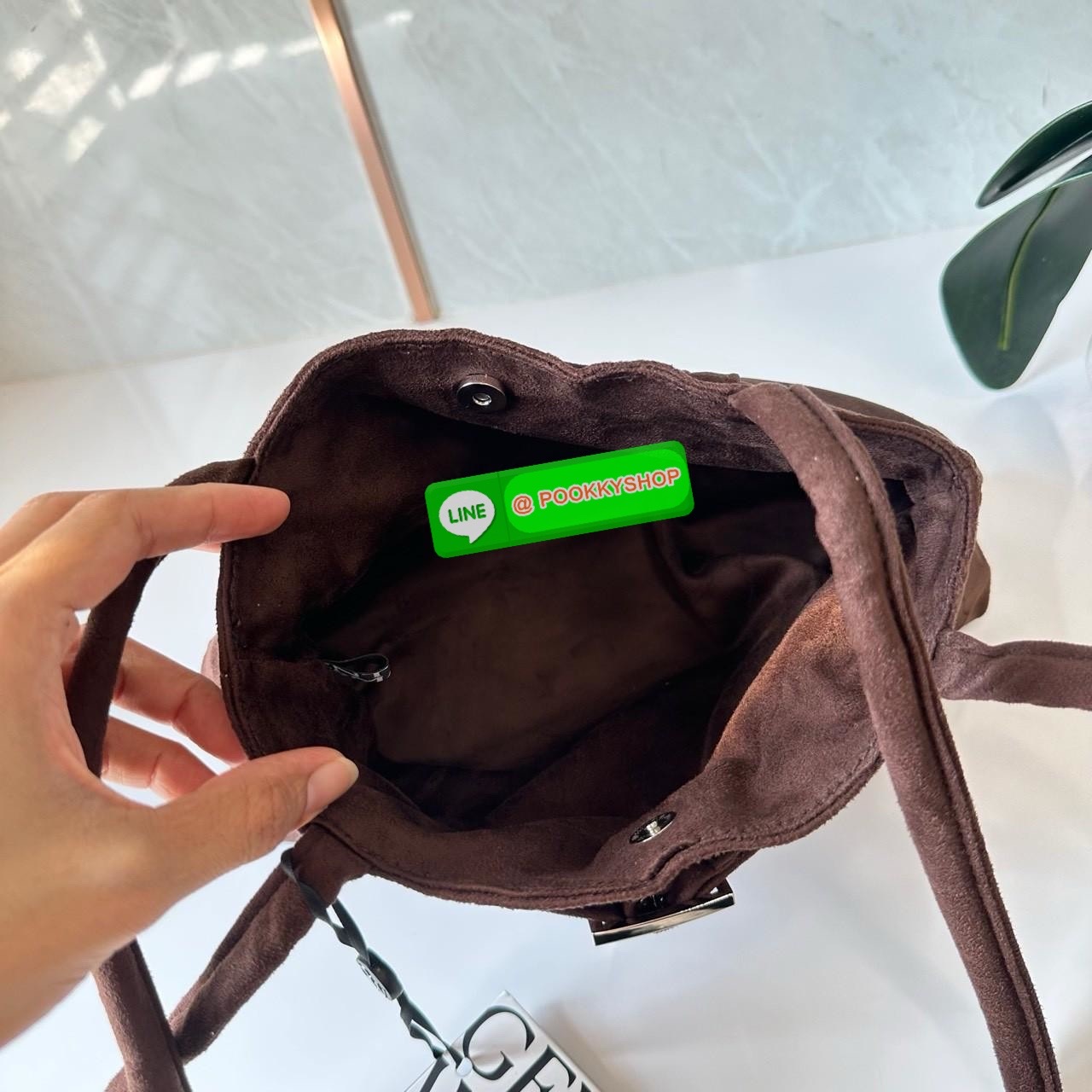 GENTLEWOMAN SUEDE BALLERINA BAG 🔖กระเป๋า Ballerina Bag ในวัสดุหนังกลับ (suede edition) พร้อมโลโก้ปักสีเดียวและรายละเอียดหัวเข็มขัด ทำให้ดูเก๋มีสไตล์โดดเด่น 🔖วัสดุ: หนังกลับ 🔖เปิด-ปิดแบบสแน๊บแม่เหล็ก ภายช่องโล่งกว้างจุของได้เยอะ