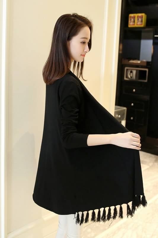 เสื้อผ้าแฟชั่นนำเข้า : เสื้อคลุมแฟชั่น เสื้อคลุมกันหนาว พร้อมส่ง สีดำ เนื้อผ้านิ่ม มีความยืดหยุ่นได้ดี ตัวยาวคลุมสะโพก แต่งพู่ตรงชายเสื้อน่ารัก แขนยาว ใส่กับชุดทำงานหรือชุดเที่ยวก็เก๋ๆค่ะ งานสวยเหมือนแบบแน่นอนค่ะ