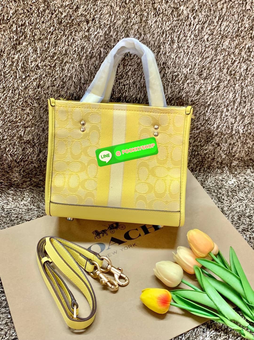 COACH DEMSEY TOTE IN SIGNATURE JACQUARD WITH COACH PAT ((C8417//C5115)) พร้อมส่งที่ไทย ห้ามพลาด สีน้องสวยมากๆค่ะ กระเป๋าทรงTote ขนาดพอดีลำตัว ใช้วันไหนๆก็เหมาะมากค่ะ วัสดุJacquard ทอลายแบรนด์ ตัดขอบหนังแท้ สวยงามมากๆค่ะ ด้านหน้าจะมีป้ายวงกลมโลโก้แบรนด์อัน