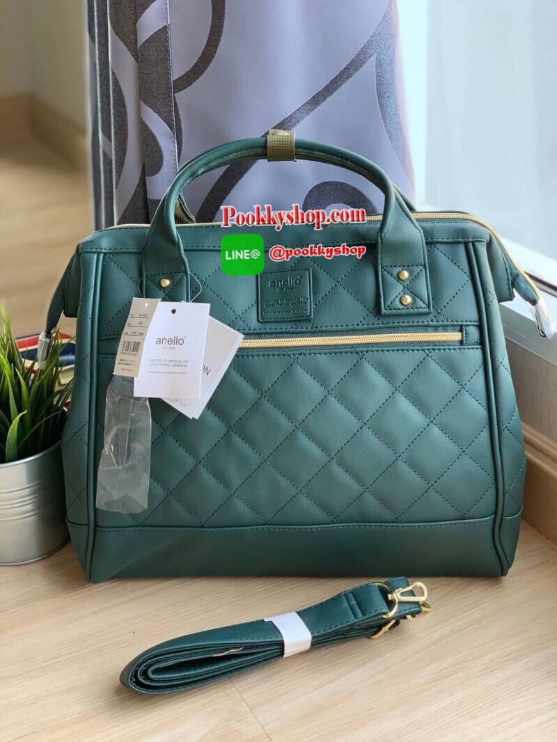 ANELLO (AH-H1862) QUILTING MOUTHPIECE 2-WAY SHOULDER BAG คอลเลคชั่นใหม่จากanello รุ่นคลาสสิค ที่ตัวกระเป๋าบุหนังpuด้วยหนังลายตารางนูนทั้งใบ ดูมีดีเทล ปากกระเป๋ายังคงมีโครงเป็นเอกลักษณ์ จะใส่โน้ตบุ้ค หรือเอกสาร สัมภาระต่างๆได้เยอะ มีช่องซิปใช้งานที่ด้านหน้
