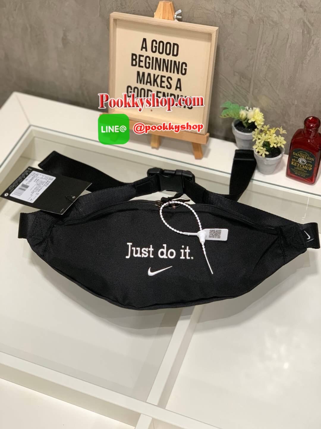 NIKE HERITAGE WAIST BAG (BA5750-010) กระเป๋าทรงคาดเอวและคาดหน้าอกสไตล์สปอร์ต เปิดปิดด้วยซิปคู่ ภายในใส่กระเป๋าสตางค์ยาวได้ ด้านหน้าสกรีนโลโก้แบรนด์ สายคาดปรับความยาวได้ฟรีไซส์ น้ำหนักเบา จะสะพายคาดอกช้อปปิ้งหรือจะวิ่งออกกำลังกายก็ได้คร้า!!
