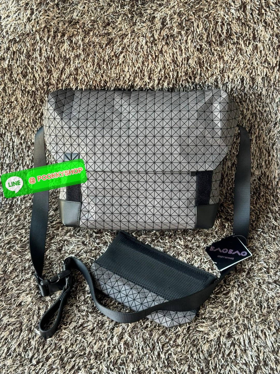💕Baobao issey miyake Sling shoulder bag ดีไซน์เอกลักษณ์เฉพาะตัว ใส่ของได้เยอะ ช่องกระเป๋าเป็นระเบียบ โดยโดดเด่นด้วยแผ่นรูปสามเหลี่ยมอันเป็นซิกเนเจอร์ในการจัดเรียงสลับกัน รุ่นนี้ยังมีจุดเด่นในเรื่องคุณสมบัติการใช้งาน ภายในมีช่องบุหนาสำหรับใส่โน้ตบุ