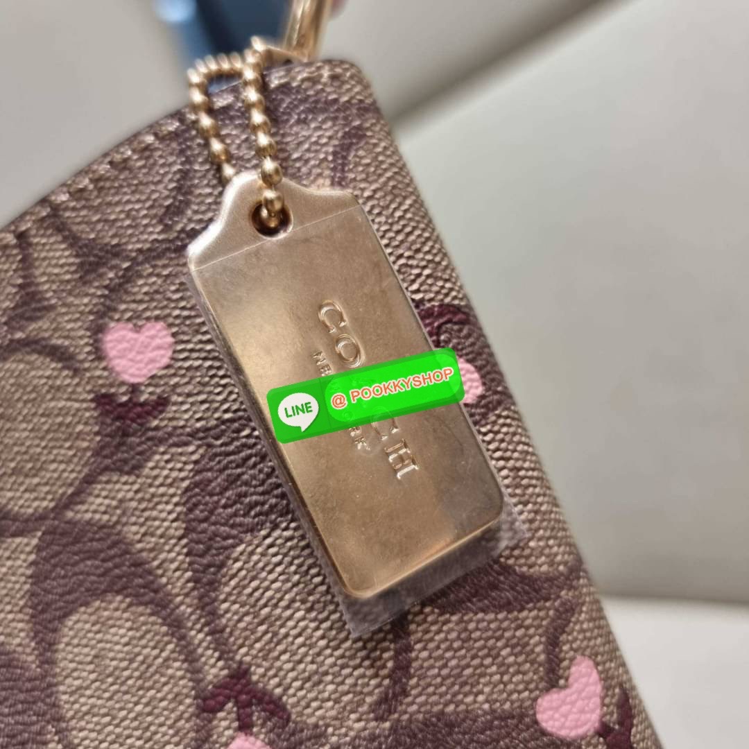 COACH C3238 SMALL TOWN BUCKET BAG IN SIGNATURE CANVAS WITH HEART FLORAL PRINT กระเป๋าบัคเก็ตน่ารักสดใส ลายพริ้นท์หัวใจเต็มใบ ดีไซน์ตัดกับสีกากีได้อย่างลงตัว วัสดุหนังแคนวาสเคลือบลาย ปากกระเป๋าเปิด-ปิดด้วยกระดุมแม่เหล็ก 2ฝั่ง มีหูจับในตัวและสายสะพายข้างมาใ