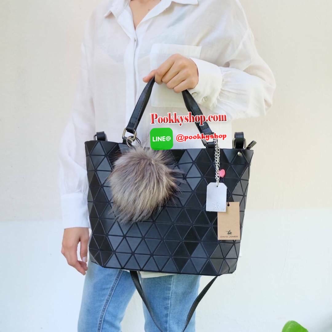 รุ่นขายดี ลาย Limited edition หายาก 👍ปรับทรงได้ 2 แบบ น่ารักมาก สวยที่สุด มาพร้อม พวงกุญแจปอมๆ เข้า set เลิศคะ กระเป๋า จากแบรนด์ David Jones กระเป๋าสะพายข้างดีไซน์เกร๋มาก สีสวยหรูมาก ขนาดกะลังดีเลย น้ำหนังเบามากคะ ภายในมีช่องเก็บของจุกจิกได้ มีถุง