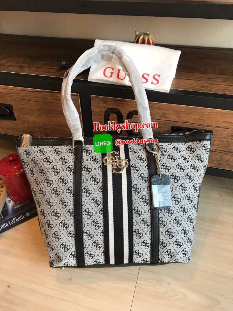 Guess Factory Large Tote Handbag กระเป๋าถือทรงช้อปปิ้ง สไตล์วิลเทจ น้ำหนักเบา มีหมุดรองฐานกันรอย เปิดปิดด้วยซิปด้านบน ด้านหลังมีช่องเพิ่มอีก1ช่อง สกรีนลายsignature รอบใบประดับtagเป็นโลหะและหนัง ถอดแยกใช้งานได้ ใบใหญ่ใส่หนังสือนิตรสาร ราคาสุดคุ้มเลยคร้า!!
