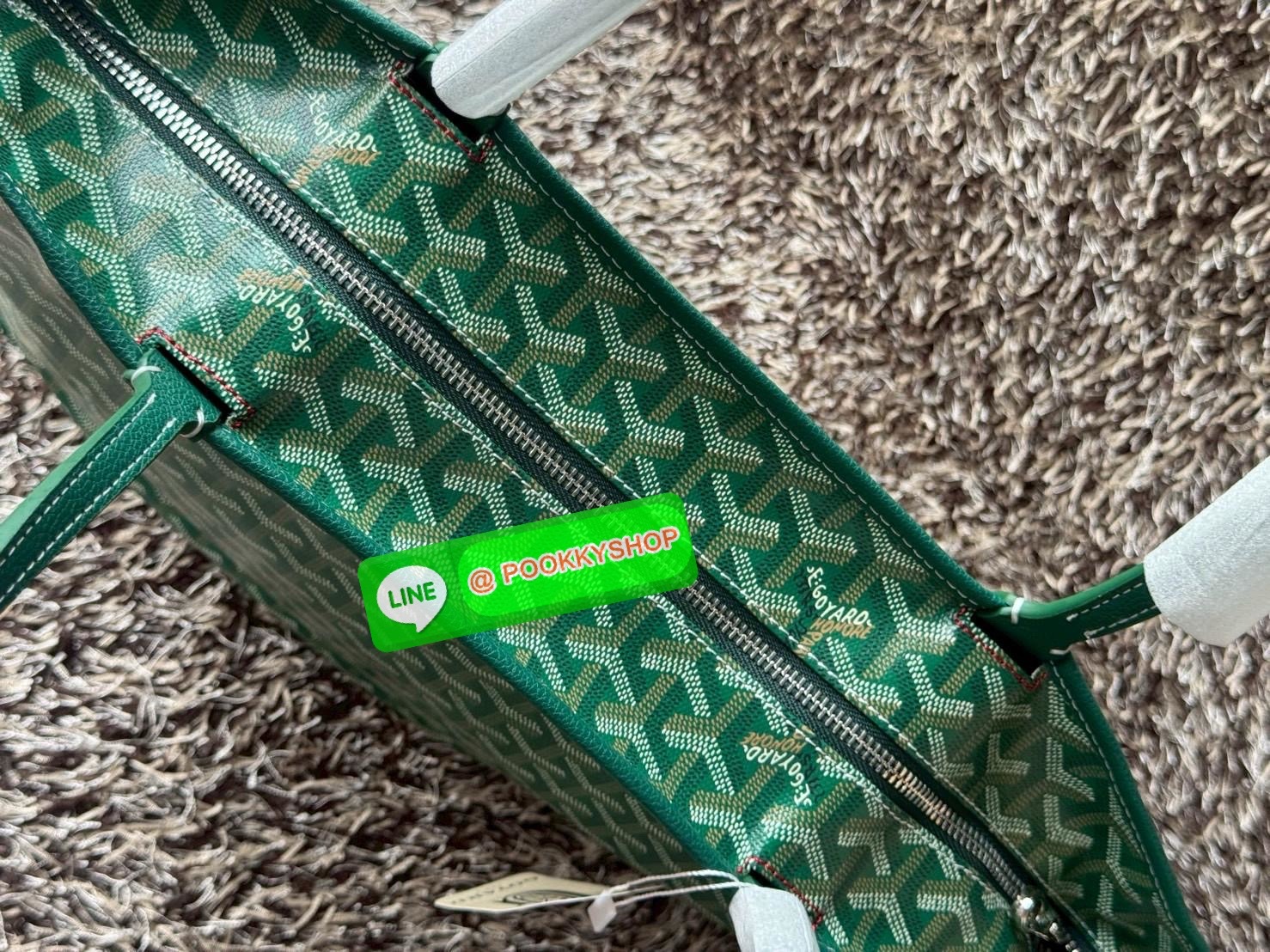 Goyard Artois MM Bag กระเป๋า Artois MM เป็นกระเป๋าที่มีซิปด้านบนเพิ่มคงามปลอดภัย ภายในพื้นที่กว้างเพื่อจัดระเบียบข้าวของของคุณ มันโดดเด่นด้วยฐานด้านล่างทั้งสองมุมเย็บต่อด้วยหนังใช้งานในแบบทางการหรือกึ่งทางการก็ได้