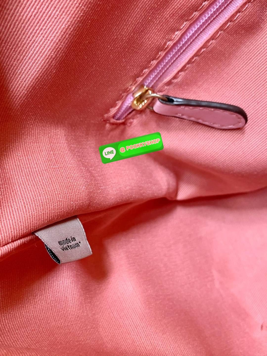 COACH JULES HOBO BAG ((C9189//9190)) 🌍พร้อมส่งที่ไทย! ต้องบอกก่อนว่าหนังรุ่นนี้อย่างดี นิ่มมากๆ สัมผัสแล้วรู้สึกละมุน กับกระเป๋าใบใหญ่ ทรงสวย เปิดปิดกระเป๋าแบบซิปมีหนังห้อยเพิ่มความเก๋ตรงหัวซิปค่ะ ภายในกระเป๋ากว้างมาก ใส่สัมภาระได้ครบครัน หายห่วงเ