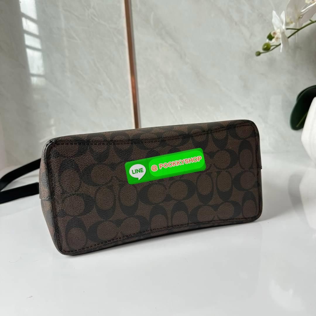 COACH TOWN BUCKET BAG IN SIGNATURE CANVAS (COACH 91512) 🔖 กระเป๋าสะพาย/ถือบัคเกต รุ่นคลาสสิคตลอดกาลไม่เอ้าท์ 🔖วัสดุ: แคนวาส ตัดหนังแท้ 🔖เปิด-ปิด กระเป๋าด้วยกระดุมแม่เหล็ก ภายในช่องโล่ง มีช่องซิปแบ่งตรงกลาง แยกเก็บของได้อย่างเป็นสัด