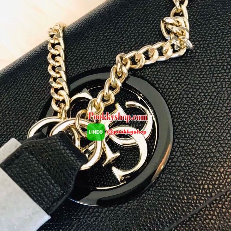 Guess Open Road Crossbody bag กระเป๋าสะพายข้างรุ่นใหม่ชนช้อปจากGuess สะพายได้ทั้งสายคู่และสายเดี่ยวในสไตล์ครอสบอดีร์ก็ได้ สายสะพายโซ่ต่อหนังไม่เจ็บบ่า วัสดุหนังsynthetic เปิดปิดด้วยกระดุมแม่เหล็ก2ตำแหน่ง ภายในใช้งานหลัก ช่องมือถือ และช่องซิป ใส่มินิไอแพค/