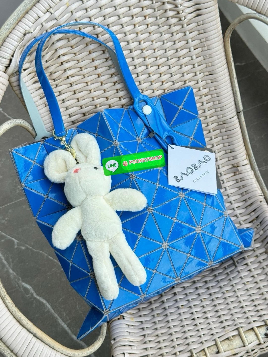 Baobao Issey Miyake 6x6 กระเป๋า Tote รุ่นนี้ถือว่าเป็นกระเป๋า Tote ไซส์กลางที่เหมาะกับการพกพาสิ่งของที่จำเป็นในทุก ๆ วัน มาพร้อมสายที่สามารถปรับได้ทั้งสองสาย และมีช่องใส่ของช่องเล็กด้านใน 1 ช่อง จุของได้เยอะแถมยังทนทาน ใช้เป็น Everyday Bag ได้เลยคะ พกพาสะ