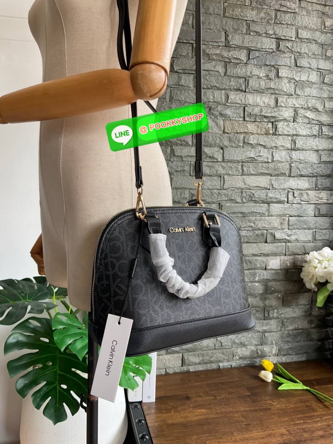 🚚 พร้อมส่ง 🚚 New arrival !! Calvin Klein Dome Mini Bag ( ขนาด 10” ) 💋สวยเก๋ ก่อนใครแน่นอนค่ะ ตามคำเรียกร้อง สวยหรูดูดีมาก สีสวยน่ารัก กระเป๋าสะพายแบบครอสบอดี้ ขนาดมินิ เป็นรุ่นที่ได้รับความนิยม แข็งแรงทนทาน จึงครองใจใครหลายคน วัสดุ