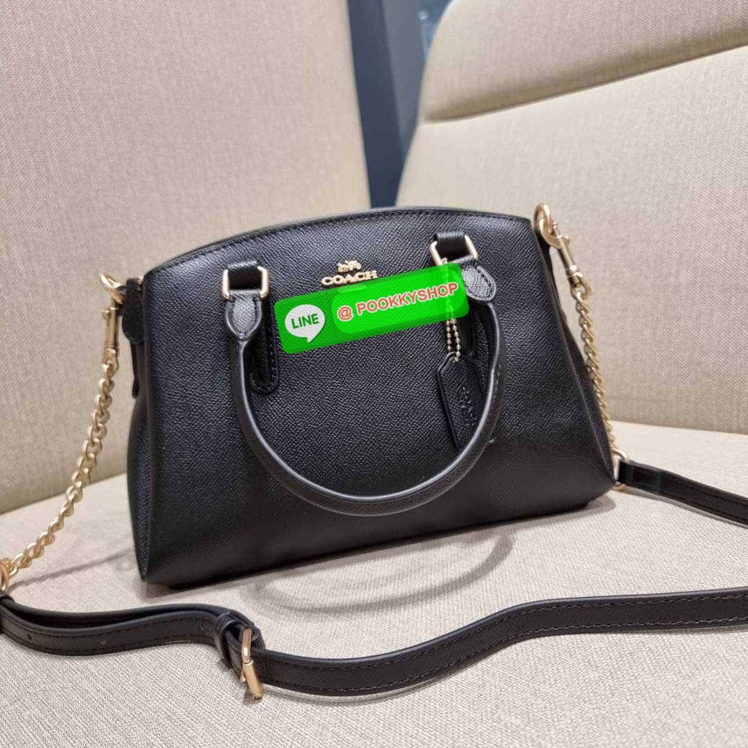 COACH F29434 MINI SAGE CARRYALL IN SIGNATURE CANVAS รุ่นยอดฮิต!! ที่สุดของกระเป๋าสะพายขายดี ต้องทรงถังมินิรุ่นนี้ วัสดุหนังแคนวาสเคลือบลาย สวย คลาสสิค มาพร้อมสายสะพายข้างและหูหิ้วในตัว ถอดออกถือคล้องแขนเก๋ๆ หรูๆยังได้ ภายในเป็นช่องโล่ง แบ่งสัดส่วนอย่างดี