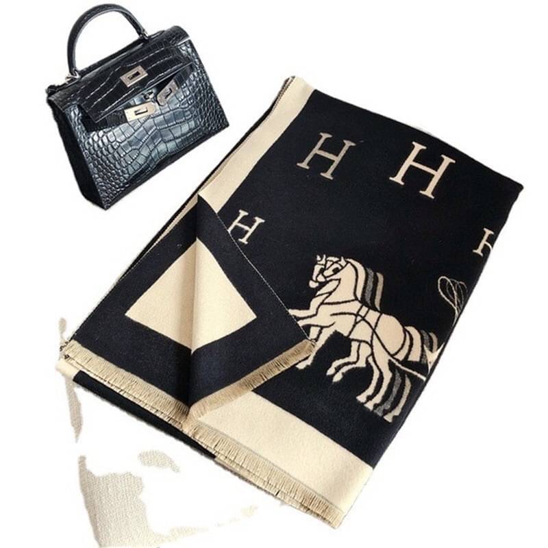 พร้อมส่ง ผ้าคลุมไหล่ ผ้าพันคอ งานแบรนด์ดัง สวยมาก ผ้าหนานุ่ม ผืนใหญ่ เหมาะกับหน้าหนาวที่กำลังจะมา สาวๆที่ชื่นชอบแบรนด์นี้ต้องมี