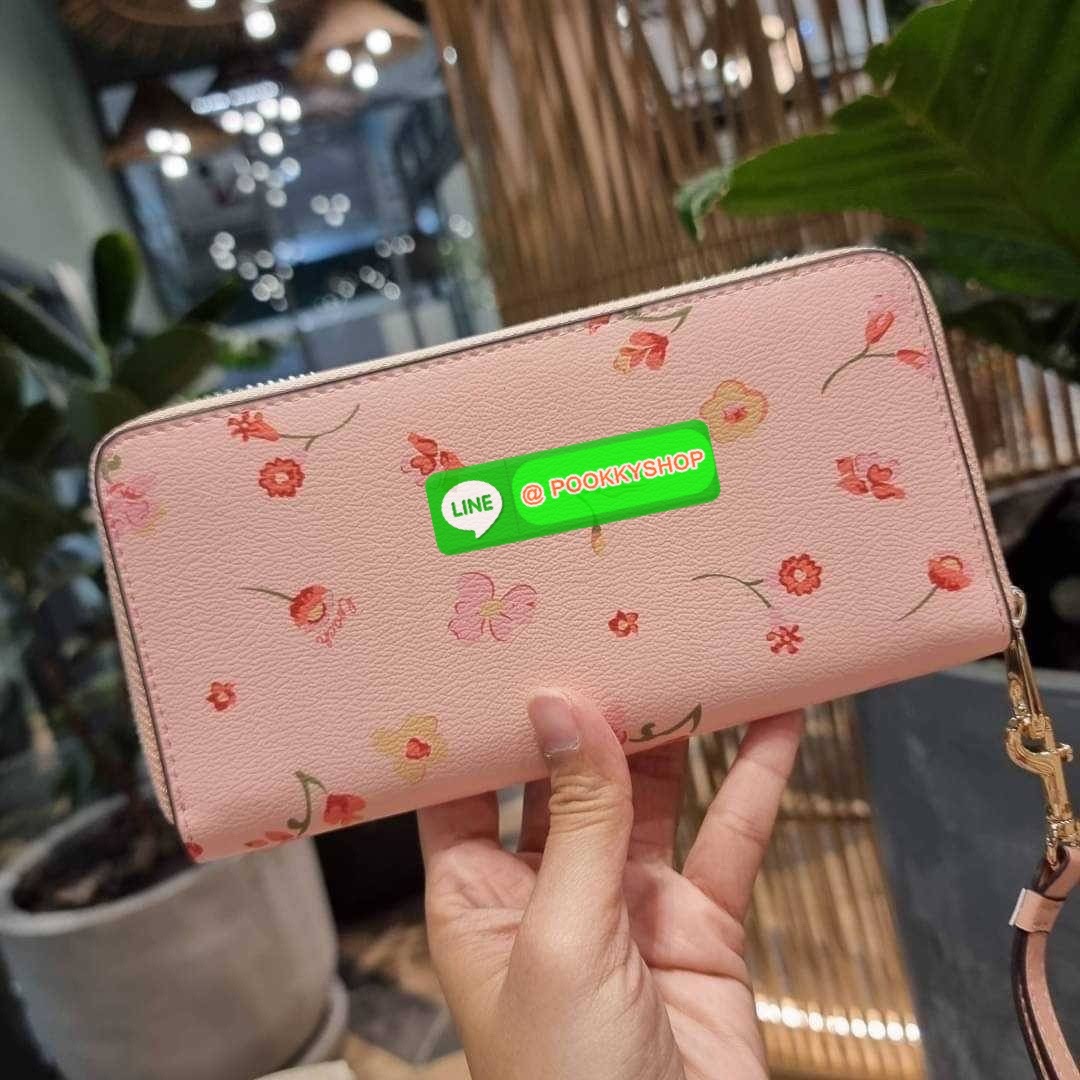 COACH C8695 LONG ZIP AROUND WALLET IN SIGNATURE CANVAS WITH MYSTICAL FLORAL PRINT พร้อมเสิร์ฟความหรู กับคอลใหม่ล่าสุด กระเป๋าสตางค์ใบยาวกึ่งคล้องมือ มาในดีไซน์ผู้ดี เรียบหรู ถือใช้แล้วขับผิวมาก ลวดลายดอกไม้คละเคล้าสวยงาม วัสดุหนังแคนวาสเคลือบลาย มาพร้อมสา