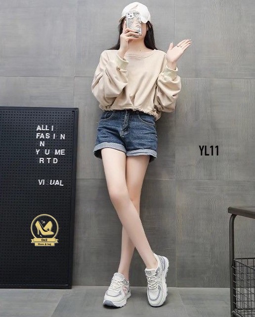 รองเท้าผ้าใบแฟชั่น โทนครีมตัดเทา แต่งลายชมพูหวานนิด ๆ เท่หน่อย ๆ คู่นี้ใส่แล้วขาเรียวขั้นสุด พื้นหนานุ่ม เดินทั้งวันไม่มีเมื่อย ใส่เที่ยว ใส่ทำงาน ใส่ไปเรียน ก็รอดทุกลุค