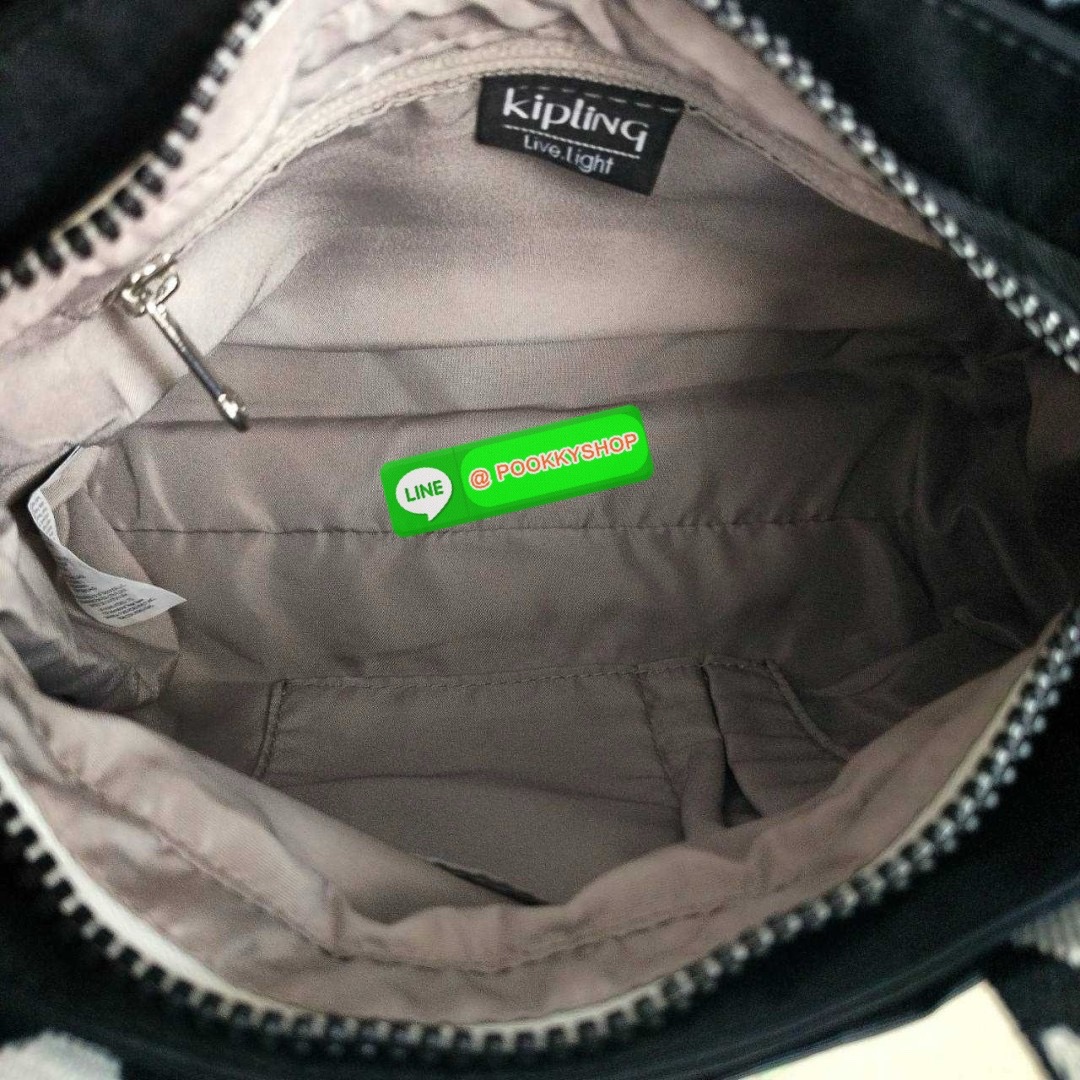 Kipling Kanaan กระเป๋าถือหรือสะพาย ขนาดเล็ก กะทัดรัด ดีไซน์เรียบ หรู วัสดุ ด้านนอก Nylon+ ซับใน Recycled Polyester มีช่องแยกใช้งานหลายช่อง ประกอบด้วย -ช่องซิแด้านหน้า 1 ช่อง -ช่องใช้งานหลักด้านใน 1 ช่อง พร้อมช่องแยกจัดเก็บ และ ช่องซิปย่อย -ด้้านหลังมีช่อง