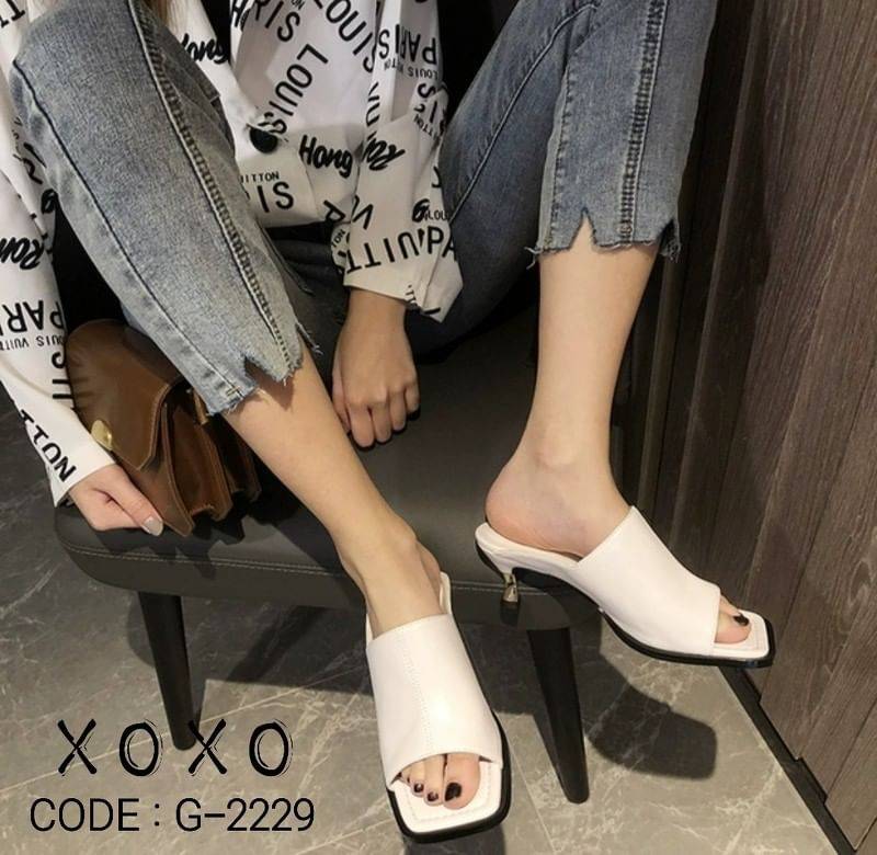 สินค้าพร้อมส่ง คีฟลุคมาก ของมันต้องมีมากซีสทั้งหลาย ดูไฮ สุดๆ ค๊า งานสวม ใส่สบาย ทรงเปิด หน้าหัวตัด วัสดุหนัง PU เก๋ ด้านข้าง แต่งลายเย็บเป็นคลื่น สวยหรู ดูแพงเกินราคา พิเศษเลิศๆ ตรงส้น เป็นอะไหล่ทอง แมทส์ชุดง่าย น้ำหนักเบา ใส่กับชุดไหน ๆ เก๋มาก จับแมทส์ด