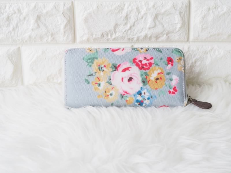 กระเป๋าสตางค์ใบยาว ลายเข้าใหม่ ✔️ทรงยาว 1 ซิบ เสริมดวงให้เก็บเงินได้ดี ✔️ใส่ธนบัตรได้ไม่ต้องพับ เรียงกันสวยงาม ✔️8 ช่องใส่บัตร + 2 ช่องใหญ่ ✔️1 ช่องซิบใส่เหรียญ