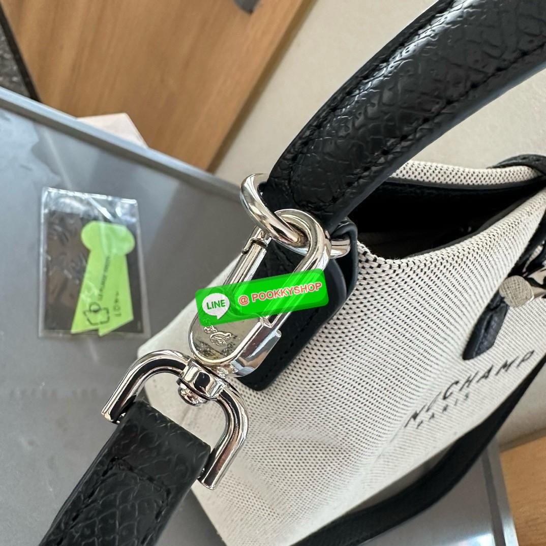 พร้อมส่งที่ไทยอีกครั้ง Longchamp Roseau Bucket Bag S กระเป๋ารุ่นถังไซส์มินิ ที่ขายดีที่สุดในตอนนี้ ตัวกระเป๋าทำจากผ้าแคนวาสเนื้อดี คาดด้วยหนังสีดำ ใบนี้เปิดปิดด้วยตัวคาดยึดด้วยอะไหล่สีเงิน ด้านในใส่ไอแพดมินิ กระเป๋าสตางค์ยาวได้ พร้อมกับหนังรองฐาน สามารถวา