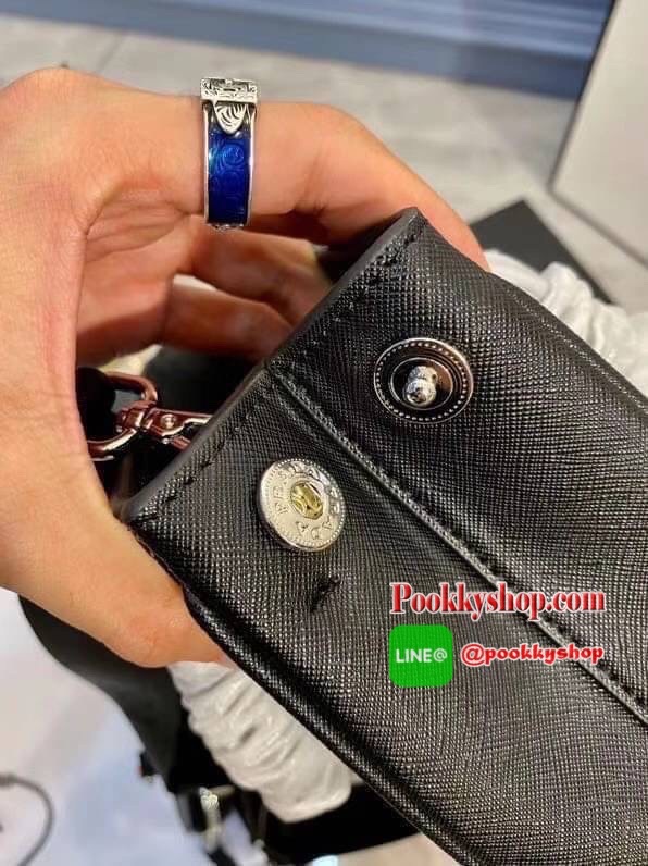 Prada กระเป๋าถือหรือสะพายอเนกประสงค์ วัสดุหนังสวยอยู่ทรงขนาดกำลังดีน้ำหนักเบา ดีไซน์สวยเก๋ที่หูหิ้วกระเป๋า โลโก้แบรนด์อะไหล่หรู หูจับแข็งแรงพับลงได้สะดวกใช้หัวซิปแบรนด์ ภายในมีโลโก้ ช่องซิป ช่องใส่มือถือ สามารถใส่กระเป๋าสตางค์ใบยาว ipad mini ของใช้จุกจิกไ