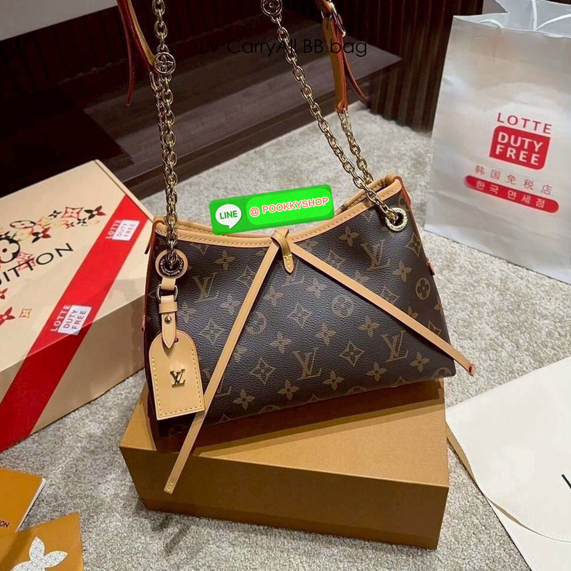 🕊️ พร้อมส่ง | LV CarryAll BB bag กระเป๋าสะพายแครี่ออล ไซส์ใหม่ ดีไซส์ใหม่สุดไอคอนิกปรับโฉมใหม่ประจำฤดูกาลในดีไซน์สุดชิค ตกแต่งสายโซ่สีทองงดงามด้วย Monogram Flower เสริมดีเทลอันเป็นเอกลักษณ์อย่างเนมแท็กหนังสีตัดกันเข้ากับสีเชือกรูดปิดกระเป๋าอย่างลง