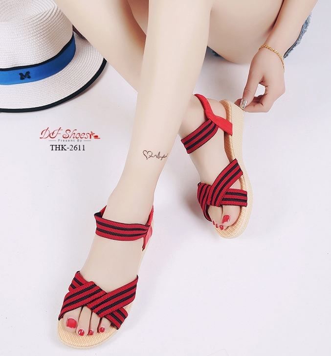สินค้าพร้อมส่ง SUMMER นี้ห้ามพลาด!!! รองเท้าเเตะรัดส้นไขว้หน้า วัสดุหนัง PU สายคาดทูโทน พื้นยางกันลื่นค่ะ กระชับเท้าไม่หลุดง่าย กันน้ำ ใส่ง่าย เดินสบายค่ะ