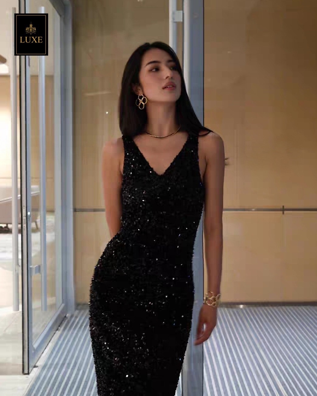 เดรสแฟชั่น เดรสเสื้อคอวีแขนกุด ทรงเข้ารูป