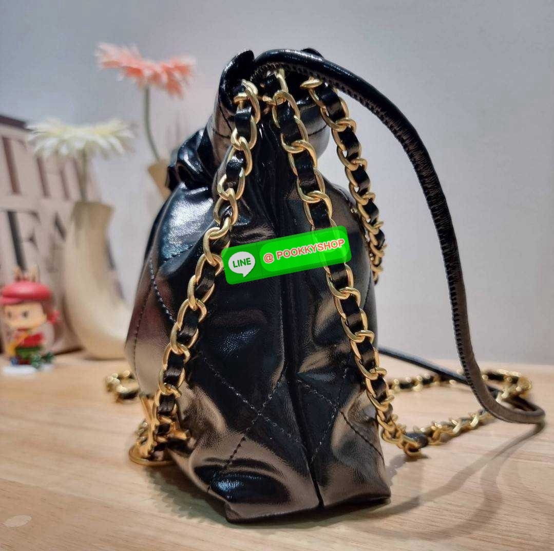 Chanel 22 mini bag 🔆 Details เกินต้านที่สุดกับไอเท็มนี้ ที่สาวๆหรือใครๆก็ต้องมีแล้ว!! มาในไซส์มินิ น่ารักจริงจัง!! แค่เห็นก็หลงรัก กับกระเป๋าสะพาย ดีไซน์เรียบแต่มีความหรูแอบซ่อนอยู่ ด้วยความโดดเด่นจากสายสะพายโซ่สีทอง และเหรียญโลโก้ เพิ่มความแพงไปอ