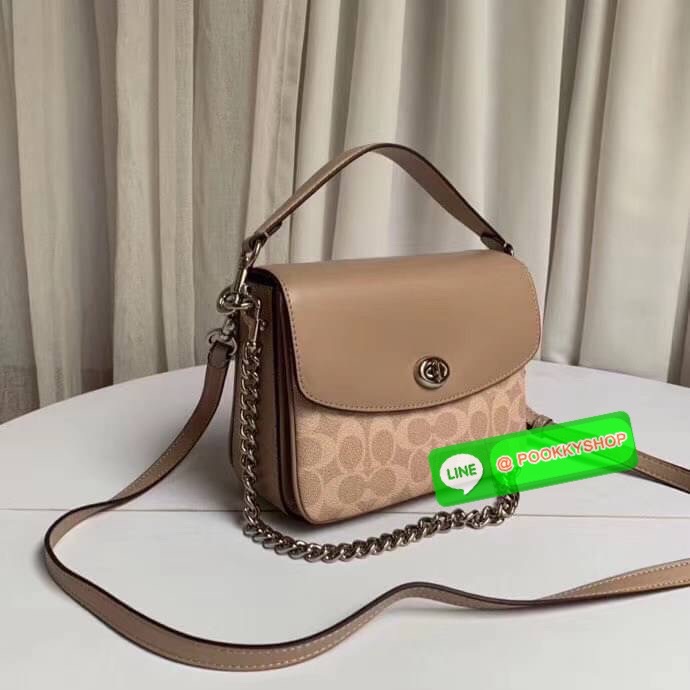 COACH 89089 CASSIE CROSSBODY 19 IN SIGNATURE CANVAS คัมแบ็คแล้วจ้า!! เรียบหรู ดูดี ต้องไอเท็มนี้เลย!! กระเป๋าสะพายข้าง สุดพิเศษ!! มีสายมาให้ถึง 3 แบบ!! สลับใช้แมทช์ตามสไตล์ได้เลย วัสดุหนังแคนวาสสลับหนังแท้ บอกเลยว่าสวยทุกสีนะคอลนี้ เปิด-ปิดด้วยตัวบิดล็อค