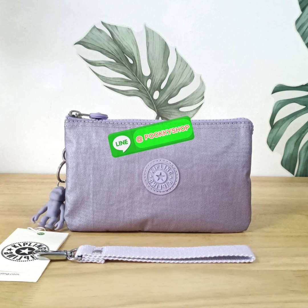Kipling Creativity Large Pouch วัสดุ Nylon 100% กระเป๋าคล้องมือขนาดพอเหมาะ 7.25 นิ้ว พกพาสะดวก เปิด-ปิดด้วยซิปเดียวใช้งานง่าย ด้านในมีช่องกว้าง 2 ช่องและช่องซิปเล็กตรงกลางอีก 1ช่อง ใช้งานได้สะดวก สามารถใส่มือถือ 7.5 นิ้วได้ กุญแจรถ ธนบัตรได้ ล็อตนี้มาพร้อ