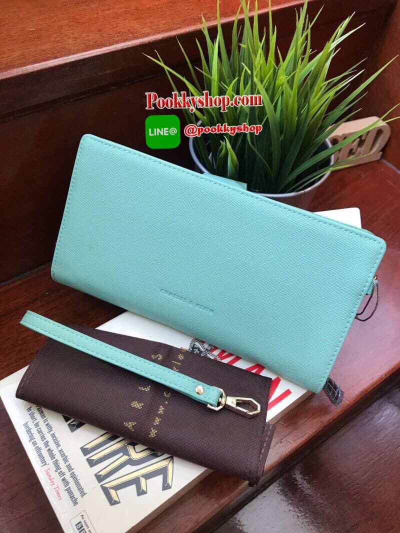 CHARLES & KEITH LONG WALLET กระเป๋าสตางค์ทรงยาว รุ่นขายดี!! หนังSaffiano เปิดได้2ช่องทาง ด้านหนึ่งเป็นเป็นแบบซิปรอบ ใส่มือถือได้ อีกด้านเป็นกระดุม ภายในใส่การ์ดและรูปได้ถึง15ช่อง มีช่องใส่ธนบัตร ด้านหลังปั้มโลโก้แบรนด์ มีช่องด้านนอกอีก1ช่อง มาพร้อมสายคล้อ