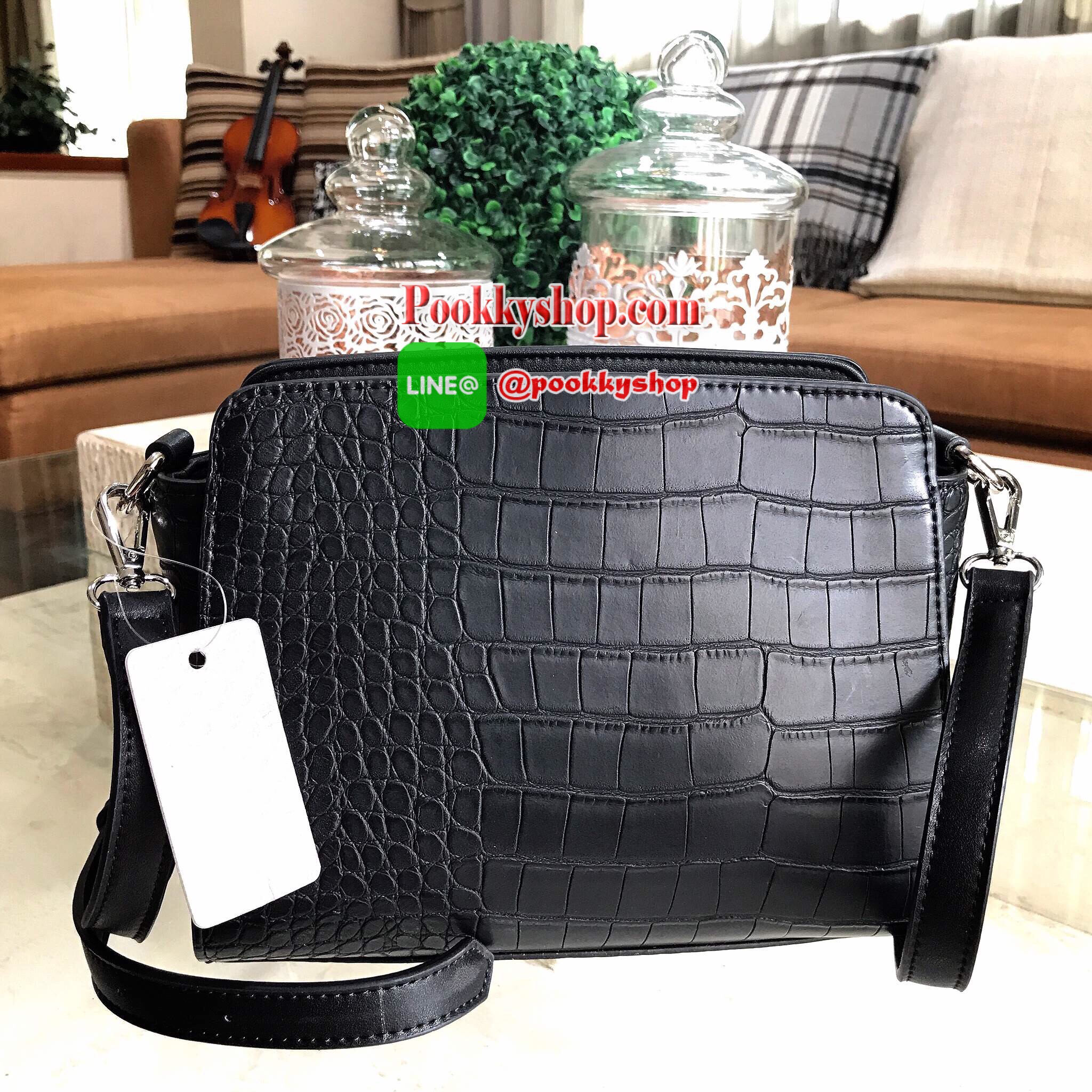 Don't Miss! GUESS CROC SHOULDER BAG 2017 กระเป๋าสะพายรุ่นใหม่ล่าสุดจาก GUESS มาในทรงสุดฮิตขนาดกำลังดีหนังลาย Croc สวยหรูอยู่ทรงแข็ง ด้านหน้าประดับโลโก้แบรนด์โดดเด่น เปิดปิดด้วยซิปสะดวกใช้ ภายในมีโลโก้และช่องใส่มือถือ ซับในพิมพ์โลโก้แบร์นสวยดูดี มาพร้