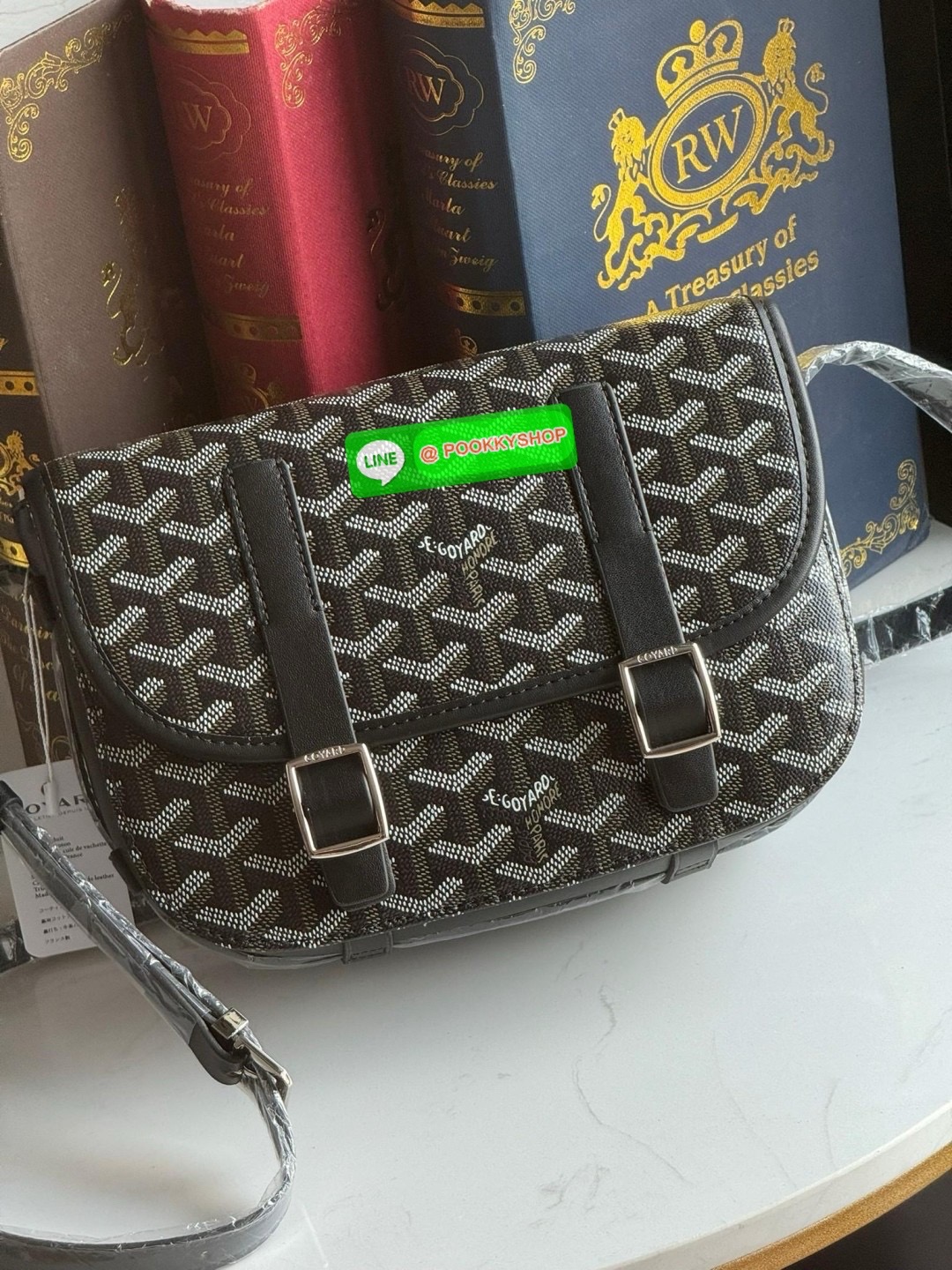 Goyard Belvedere Messenger ถูกออกแบบให้มีน้ำหนักเบาเพื่อความคล่องตัวสามารถใส่สิ่งของ ได้อย่างสบายและถือได้ว่าเหมาะอย่างยิ่ง สำหรับการใส่หลากหลายโอกาสด้วยสายสะพายแบบสะพายข้าง และฝาปิดกระเป๋าทั้งสองฝั่งที่แน่นหนา และยังมีการเพิ่มลูกเล่นด้วย ช่องใส่ของทางด้า