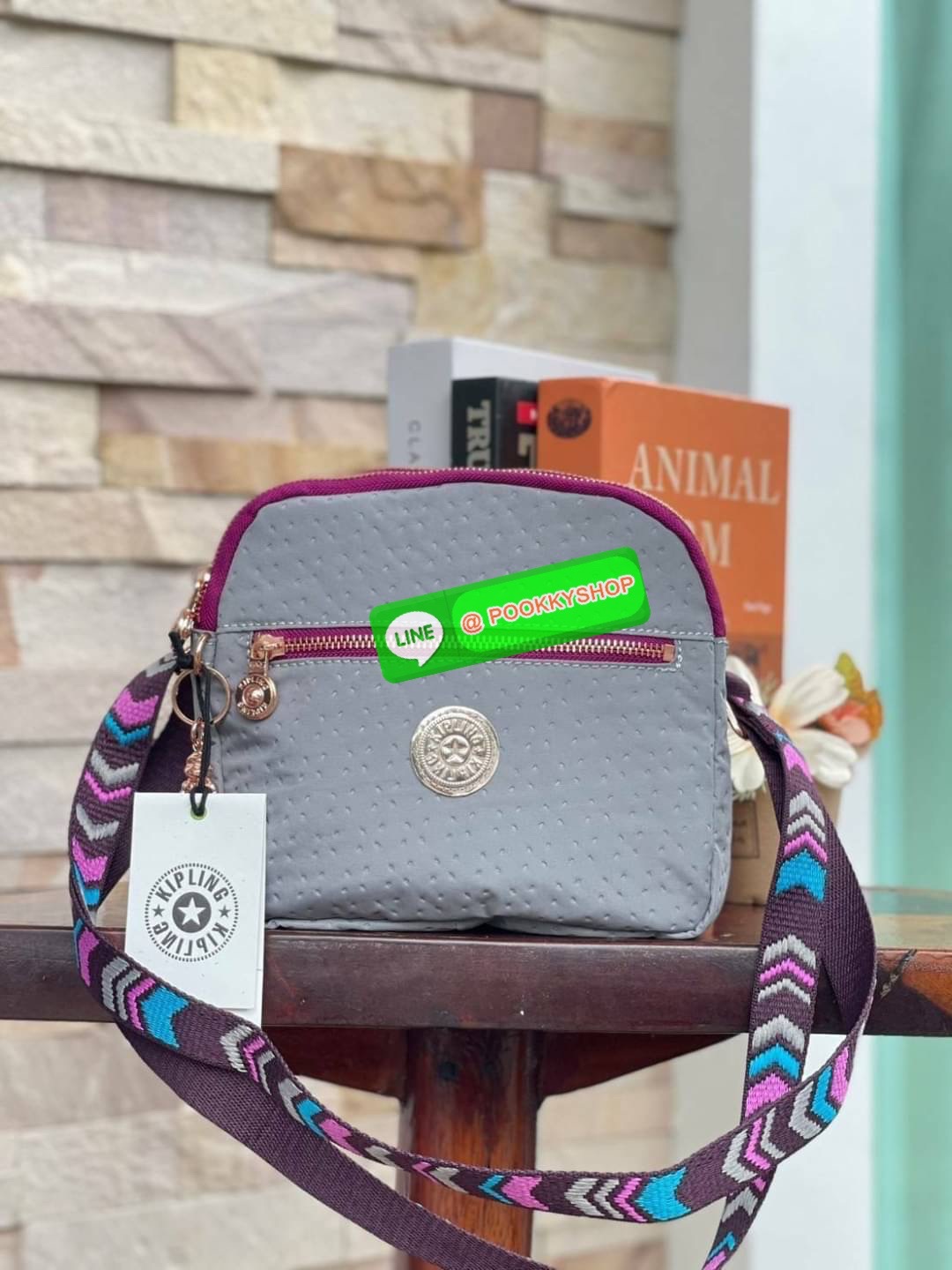 Kipling Keefe Crossbody Bag กระเป๋าสะพายคอลเลคชั่นใหม่จาก Light sand ขนาดกำลังดี ใส่กระเป๋าสตางค์ยาวได้ มีช่องใช้งานถึง4ช่อง สายสะพายปรับสั้นยาวได้ฟรีไซส์ ใช้งานสายคู่ คล้องไหล่ หรือปรับสายยาวสะพายพาดลำตัวดูลำลองไปอีกแบบ สำหรับสาวๆที่อยากหากระเป๋าคู่ใจสัก