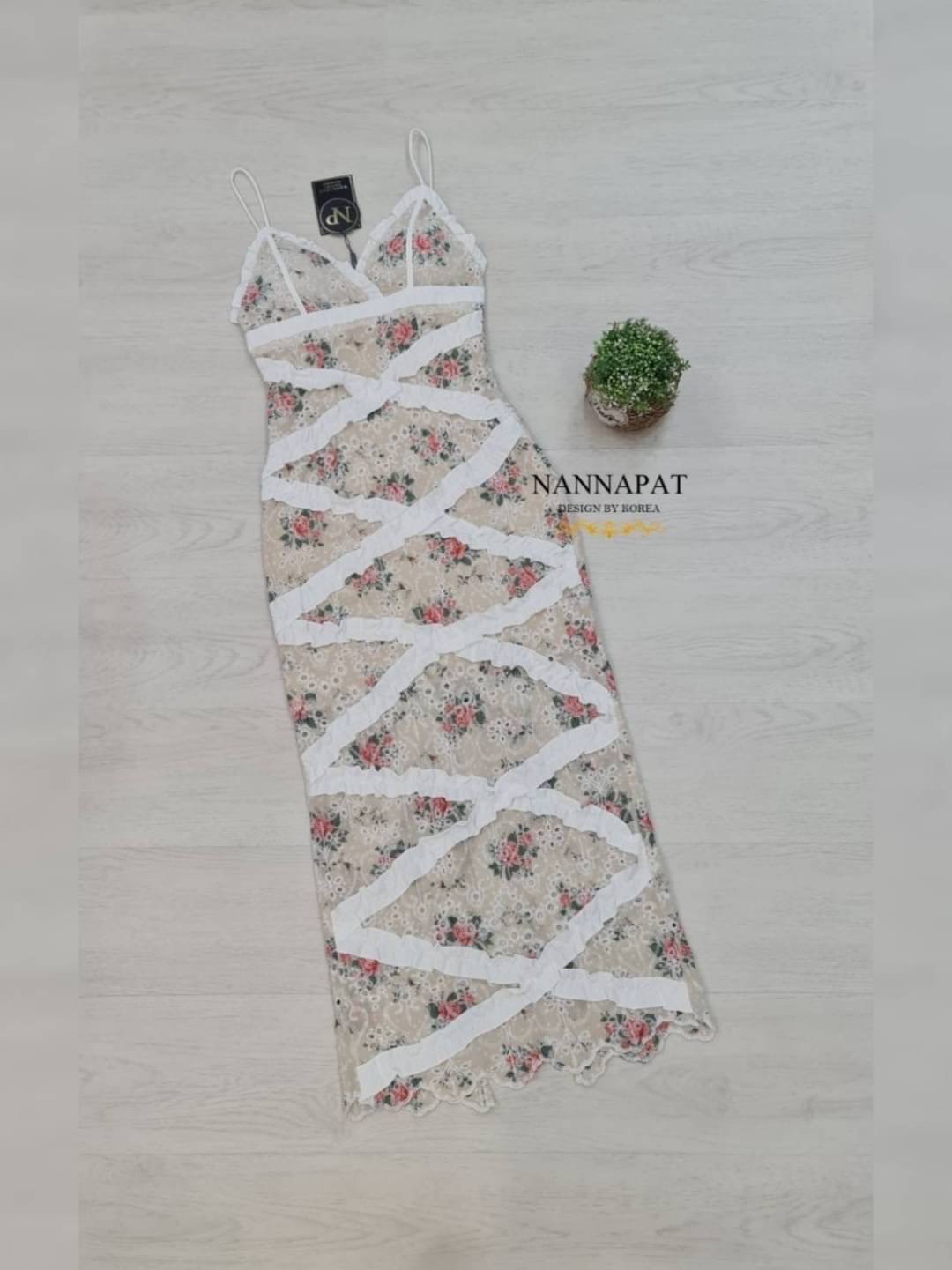 เดรสแฟชั่น Dress สวย เซ็กซี ผ้าลูกไม้ปักฉลุลายดอกทั้งตัว มีซับในอย่างดี