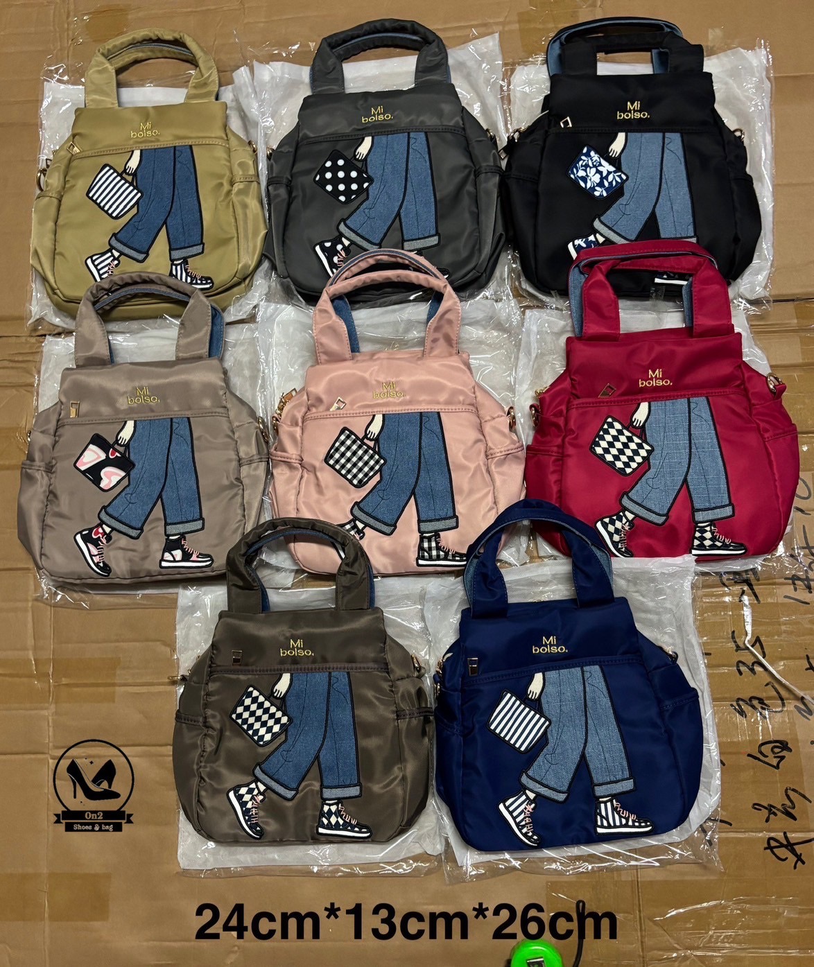 กระเป๋าเป้ได้ สะพายข้างได แบรนด์ miss zapatos วัสดุตัวกระเป๋าทำจากผ้ากันน้ำอย่างดี water proof อะไหล่สีเงิน ด้านบนเป็นปากซิป ด้านหน้า และด้านหลังมีช่องซิป ด้านข้างมีช่องใส่ของ งานจริงน่าใช้มาก สายกระเป๋าสะพายทำเป็นเป้ได้ หรือทำเป็น crossbody bag ก็ได้นะคะ