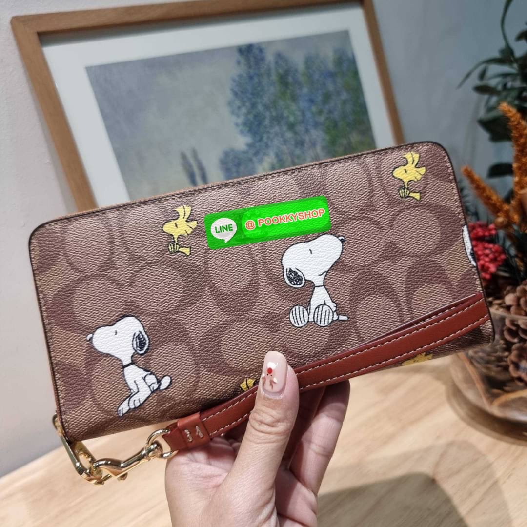 COACH CE705 COACH × PEANUTS LONG ZIP AROUND WALLET IN SIGNATURE CANVAS WITH SNOOPY WOODSTOCK PRINT ใหม่ล่าสุด กับกระเป๋าสตางค์ใบยาวกึ่งคล้องมือ สวยดูแพง ดีไซน์เหล่าการ์ตูนยอดฮิต คลาสสิคไม่มีเอาท์ วัสดุหนังแคนวาสเคลือบผิว ดูแลรักษาง่าย มาพร้อมสายคล้องมือ ถ