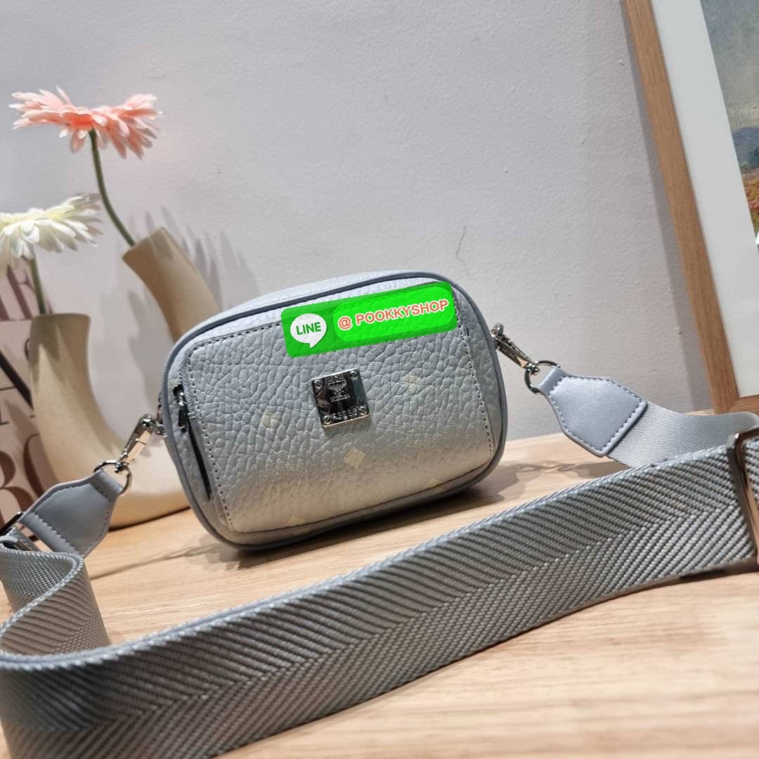 MCM X-MINI KLASSIK CROSSBODY BAG IN VISETOS รุ่นยูนิเซ็กส์มาแล้วจ้า!! ไซส์นี้ใช้ได้ทั้งหนุ่มๆสาวๆไปเลย กระเป๋าสะพายข้างทรงครอสบอดี้ ใบเล็กขนาดกะทัดรัด วัสดุหนังแคนวาสคุณภาพดี มีช่องหลัก 2 ช่อง ภายในมีช่องย่อยให้ 1 ช่อง มาพร้อมสายสะพายสปอร์ตที่ดีไซน์หรูไม่