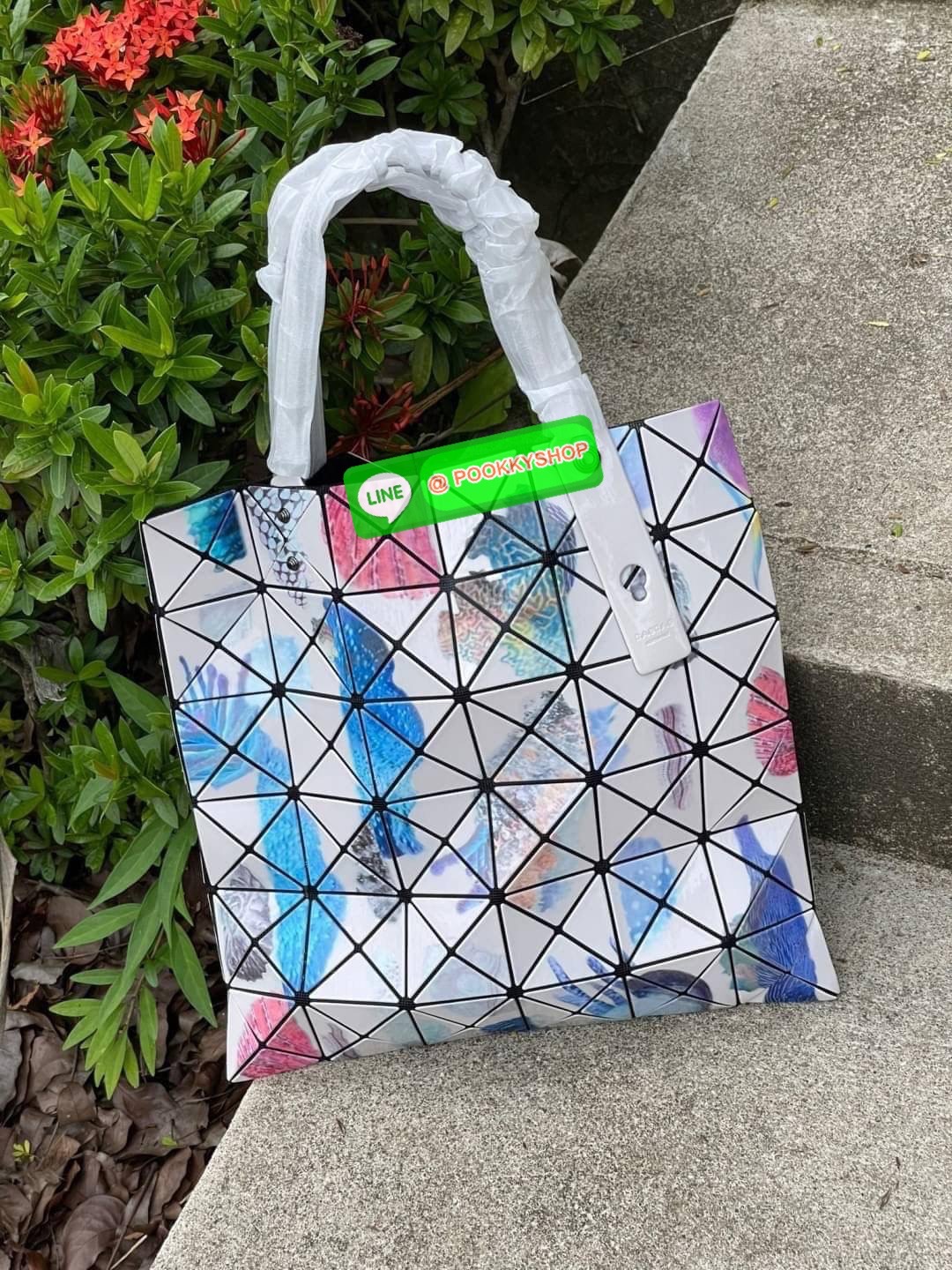 Baobao Issey Miyake Creature Geo Flat Tote Bag คอลเลคชั่นใหม่ล่าสุด ที่ผสมผสานแพทเทิร์นลวดลายใหม่อันน่าสนใจเอาไว้ เป็นซีรีส์ที่ถ่ายทอดถึงความงดงามของรูปทรงที่เคลื่อนไหวอย่างอิสระ ซึ่งถูกรังสรรค์ขึ้นตามห้วงอารมณ์อย่างไม่มีรูปแบบ ตำแหน่งการจัดวางแพทเทิร์นขอ