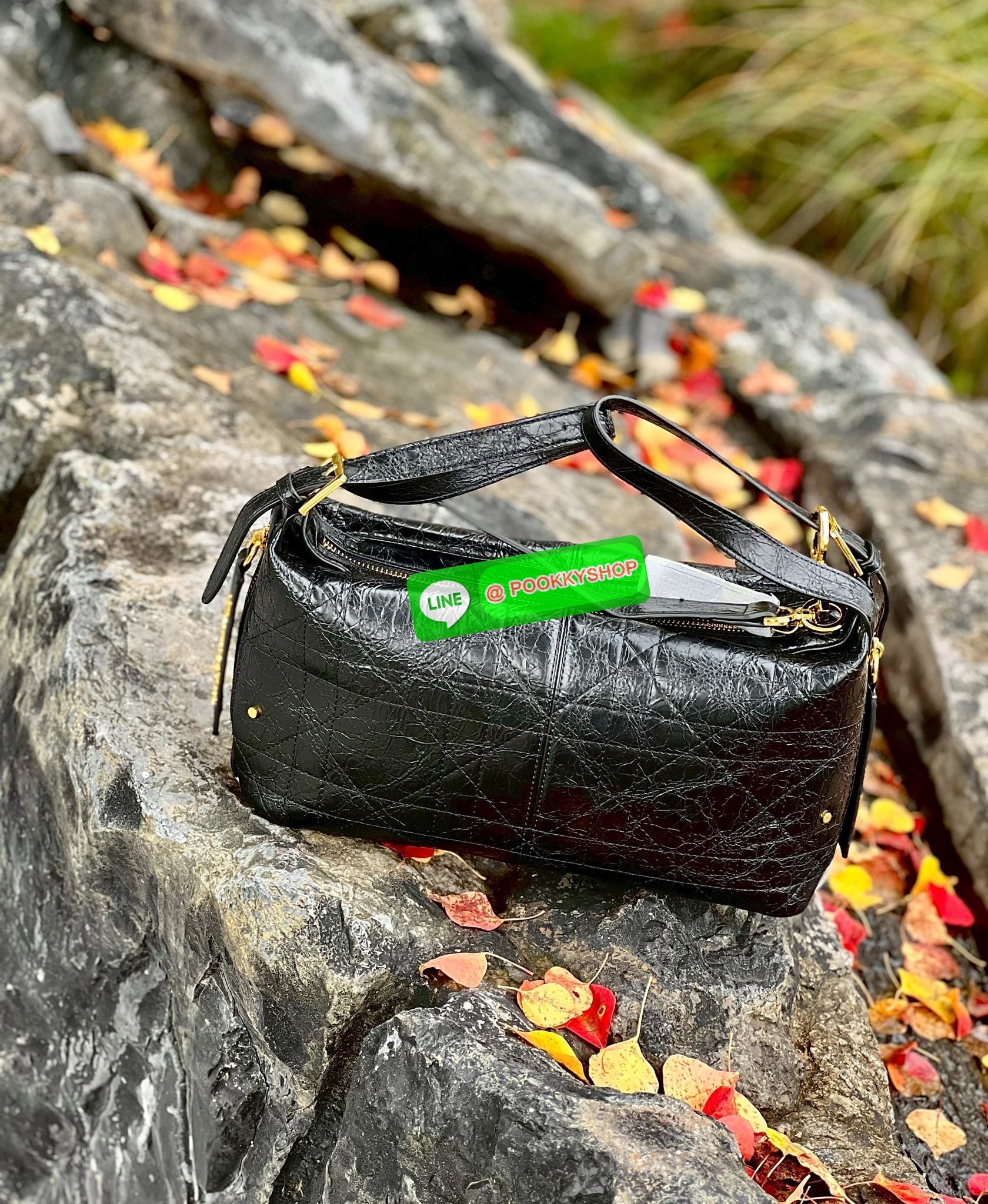 📸New Arrival!🎉 ล่าสุดรุ่นเดียวกับที่Jisoo ใช้เลยค่าา👏 Christian Dior D-journey bag #สวยจริงไม่จกตาค่า‼️ 📌มาพร้อมน้อง My melody แท้ราคา 490฿Free! 📣พร้อมส่ง! จำนวนจำกัด ผลิตออกมาน้อยมากๆเลยค่ะ! พร้อมสวยไปกับกระเป๋าดีไ