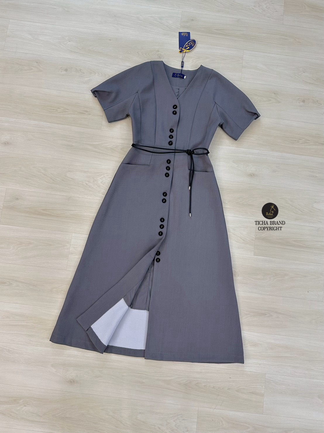 เดรสแฟชั่น เดรสยาวสีเทาคอวี แขนสั้นทรงโอเวอร์ไซส์ ดีเทลแต่งกระดุมหน้ายาว มาพร้อมเชือกผูคกคาดเอว