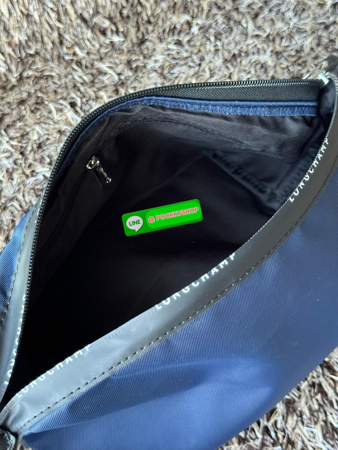 Longchamp LE PLIAGE ENERGY M YOGA BAG คอลเลกชั่นสุดเก๋ของ Longchamp ที่ซึ่งเป็นอีกหนึ่งแฟชั่นมาบรรจบกับกีฬา ออกแบบด้วยรูปแบบการเคลื่อนไหว ประสิทธิภาพ และความทนทานที่หลากหลาย ผลิตด้วยผ้าโพลีเอไมด์รีไซเคิลที่ผ่านการรับรอง ECONYL หัวซิปกันน้ำ มีให้เลือกหลายส