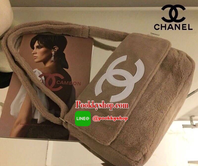 BEST SELLER! Chanel Beaute Crossbody Bag Gift With Purchase (GWP) กระเป๋าสะพายรุ่นฮิตพรีเมี่ยมกิ๊ฟของเเท้จาก Chanel Cosmetic Counter รุ่นแนะนำวัสดุขนวูฟหนานุ่มตัดโลโก้แบรนด์หนังแก้วสวยโดดเด่น น้ำหนักเบา เปิดปิดด้วยฝาปิดกระดุมแม่เหล็ก ขนาดกำลังดีสามารถใส่