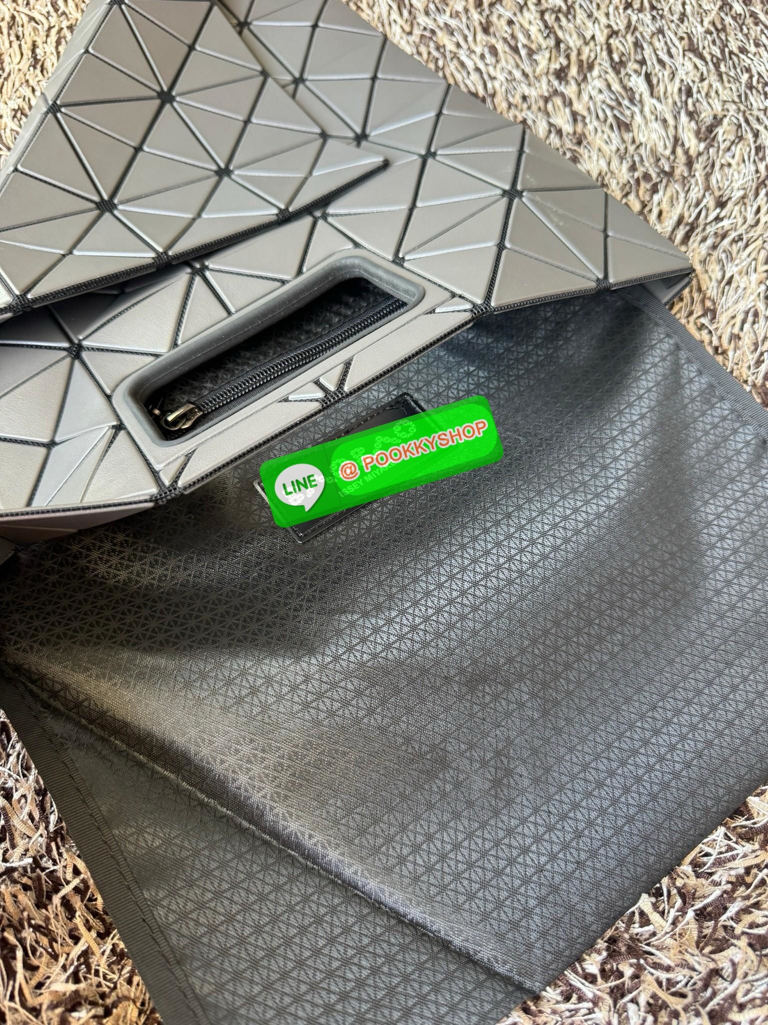 Baobao Issey Miyake large Bocca matte-finish tote bag BOCCA MATTE เป็นกระเป๋าถือรูปแบบใหม่ที่มีด้ามจับด้านในที่ช่วยให้กระเป๋าวางอยู่บนแขนหรือข้อมือได้อย่างนุ่มนวล เป็นกระเป๋าถือขนาดใหญ่นี้มีกระเป๋าด้านในพร้อมซิปที่ช่วยให้จัดเก็บได้อย่างปลอดภัย สามารถใส่แล