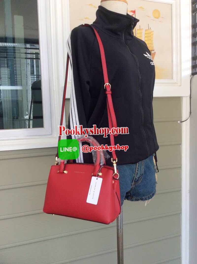 จัดส่งฟรี EMS ทั่วไทยค่ะ พร้อมส่ง New! 2017 CHARLES & KEITH BASIC CITY BAG SHOP (Size M) กระเป๋าถือหรือสะพาย ทรงสวย ขนาดกำลังดี อยู่ทรง หนังpuแข็ง ภายในเปิด-ปิดด้วยกระดุมแม่เหล็ก มี2ช่อง คั่นกลางด้วยช่องซิป ฐานกระเป๋ามีหมุดรองฐานสี่มุม ใส่กระเป๋าสตางค์ยาว