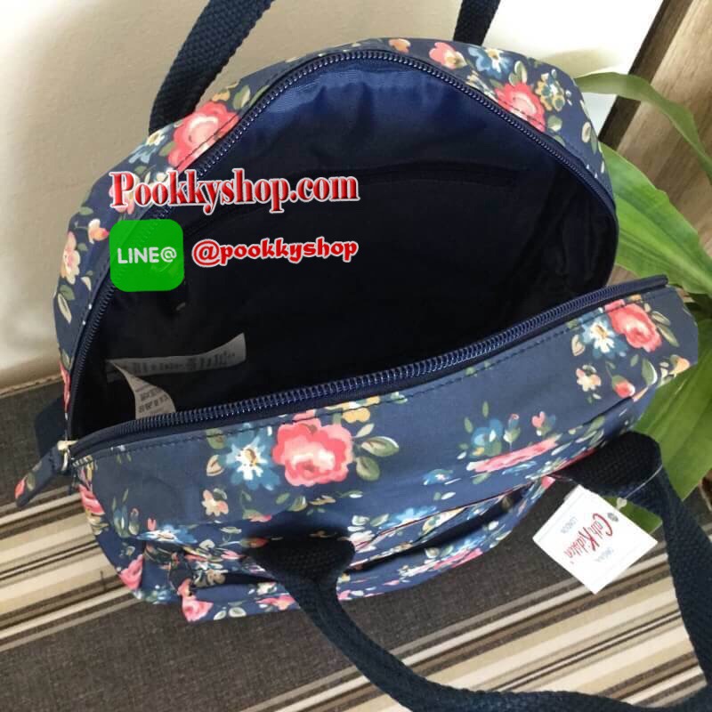 cath kidston Mini Backpack Bag กระเป๋าสะพายเป้รุ่นมินิ แบรนด์ดังสไตล์วินเทจสุดฮิต วัสดุ Canvas เคลือบกันน้ำสามารถเช็ดทำความสะอาดได้ เปิดปิดด้วยซิปสะดวกใช้ ด้านหน้าประดับโลโก้ cath Kidston พร้อมช่องซิปด้านนอกใส่กระเป๋าสตางค์ มือถือได้ ด้านในมีช่องซิป สามาร