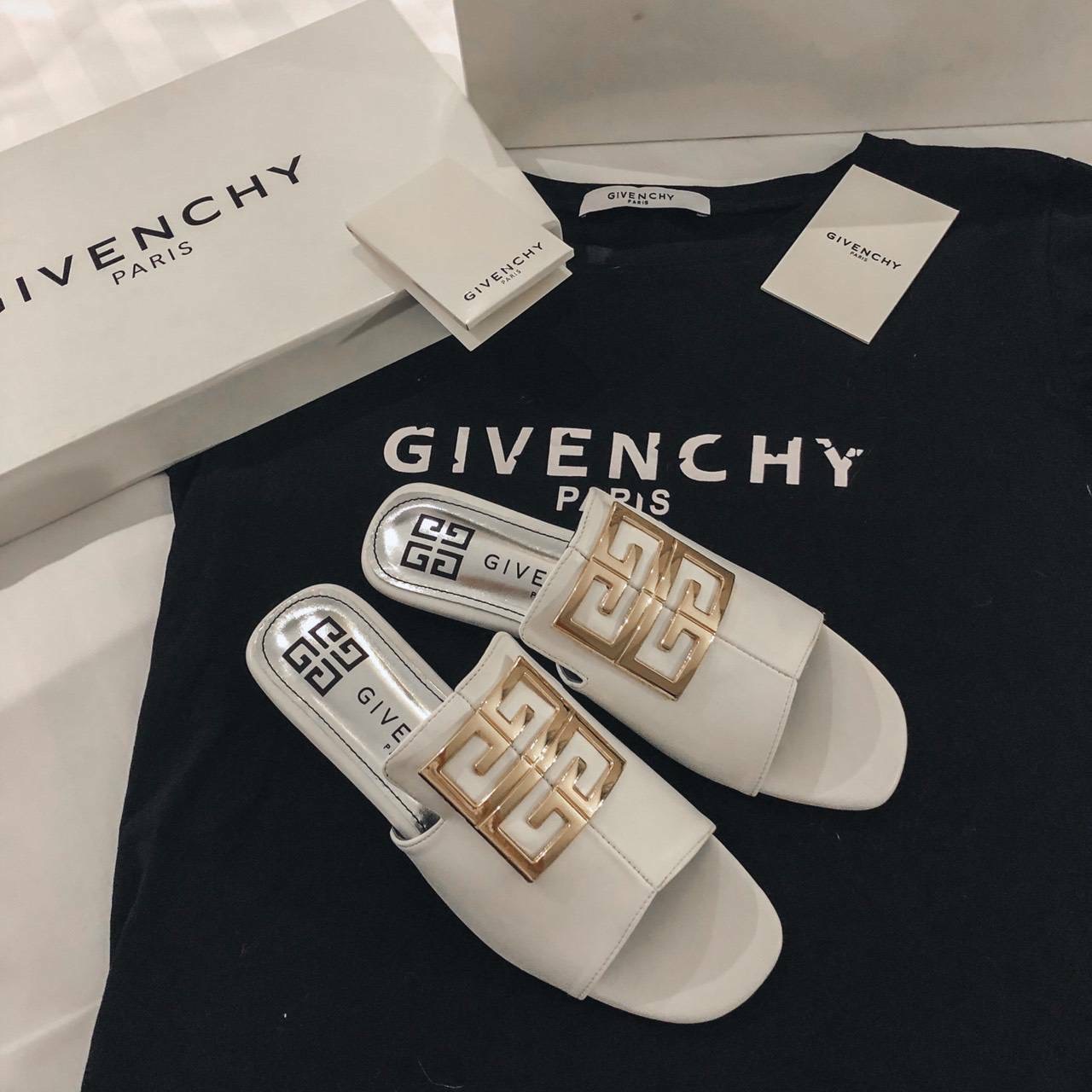 พร้อมส่ง ฮอตๆๆๆ เลยคะ ตัวนี้ เพิ่งมาคะ แตะ givenchy ตัวใหม่ล่าสุด รองเท้าแตะหน้าสวม หนังนิ่ม ทรงสวยมาก เก็บหน้าเท้าได้ดี สาวหน้าเท้ากว้างใส่ได้จ้า *งานปั้มแบรนด์ กล่องเรียบน๊า