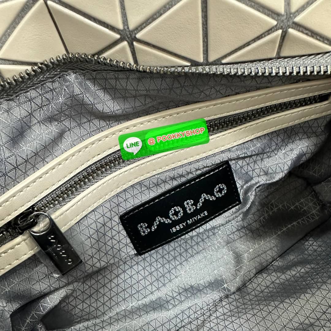 Bao Bao issey Miyake Tonneau Small Matte Bao Bao Issey Miyake รุ่น TONNEAU (ทอนโนะ) กระเป๋าทรง Boston Bag ที่โดดเด่นด้วยลายแพทเทิร์น 3 เหลี่ยมด้านเท่าเรียงต่อกัน ทำให้กระเป๋าใบนี้มีความโดดเด่นทั้งในเรื่องของดีไซน์ที่ทันสมัย และการใช้งานที่ครบทุกฟังก์ชั่น
